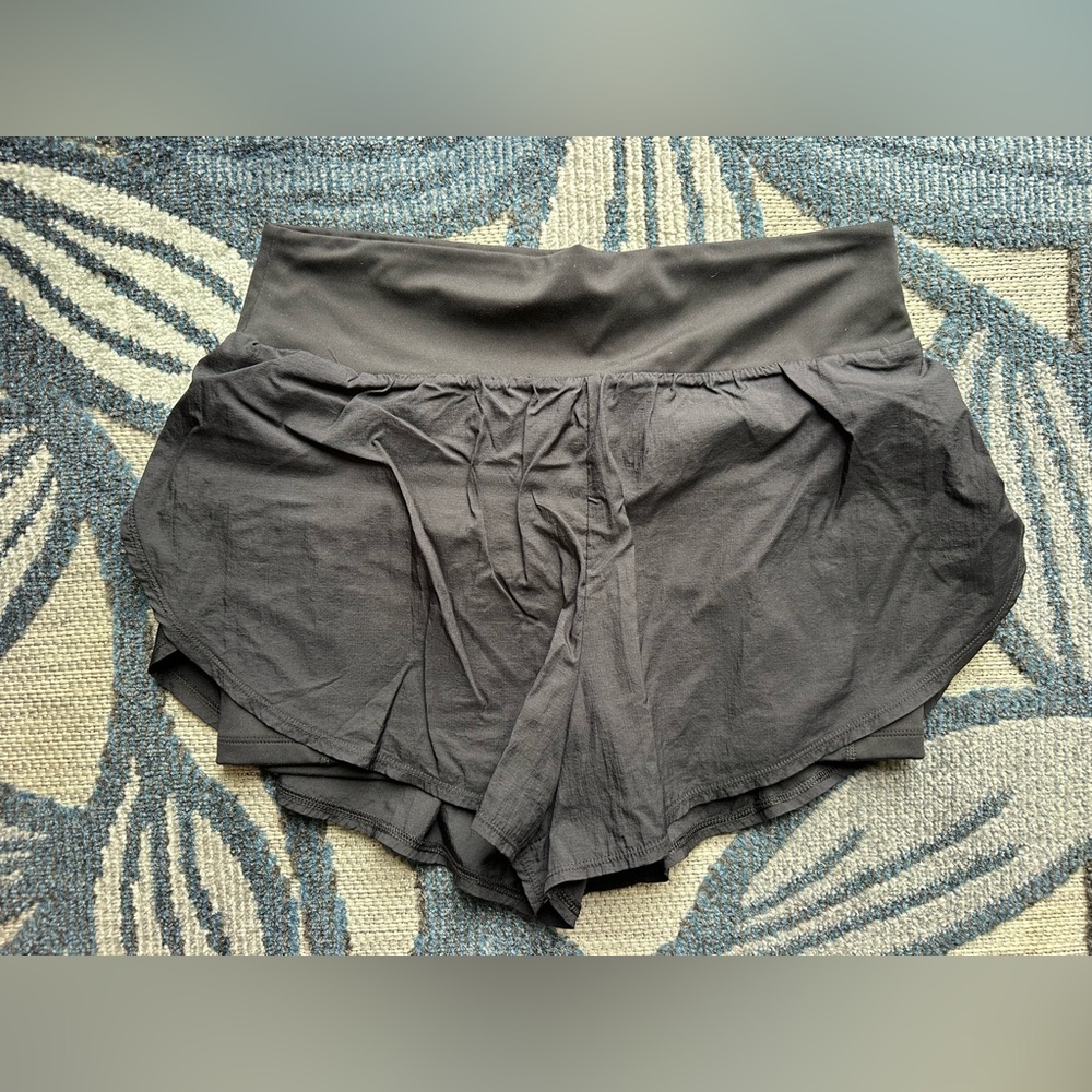 all in motion women’s active light high-rise black flutter run shorts - Picture 2 of 7